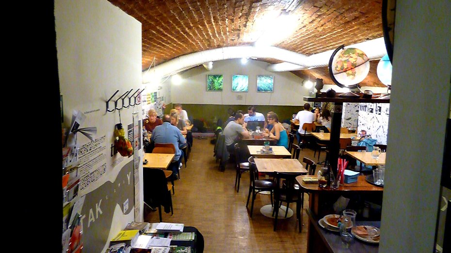 With a very relaxed atmosphere, Der Wiener Deewan is frequented by university students, locals and travelers on a budget.